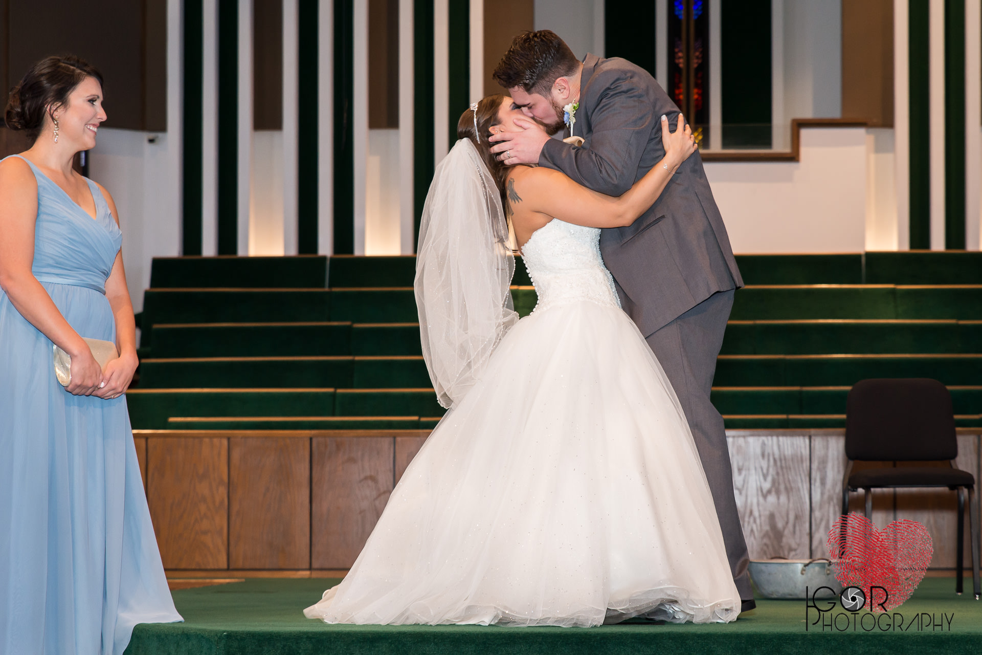 Ft Worth wedding kiss