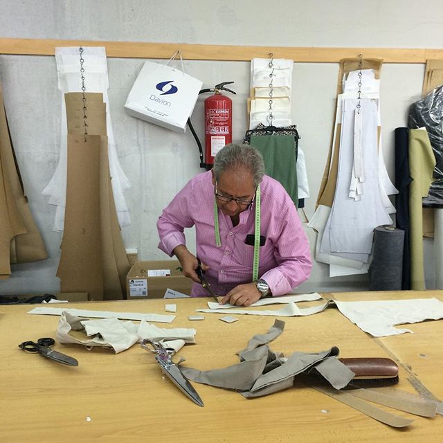 Master at work -Juli&aacute;n Mu&ntilde;oz- our trousers specialist in Toledo, Spain. A great professional and friend. #madeinspain #trousers #factory