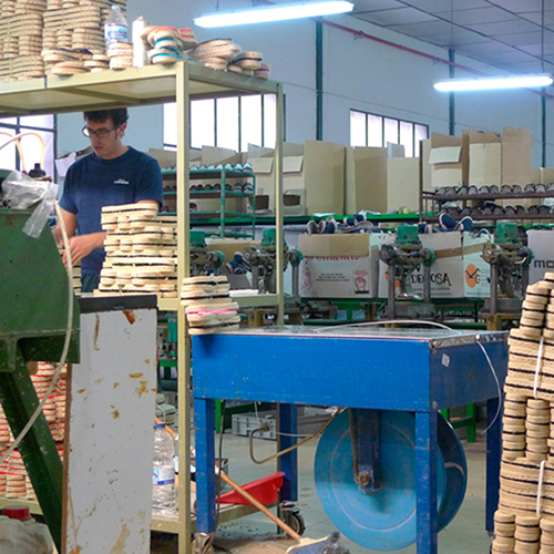 LARO / SPAIN Laro Shoes Inc. is a traditional, family run company that has been growing and advancing since 1971. Today it has advanced means and facilities and a team of over 30 employees. www.laro.es
