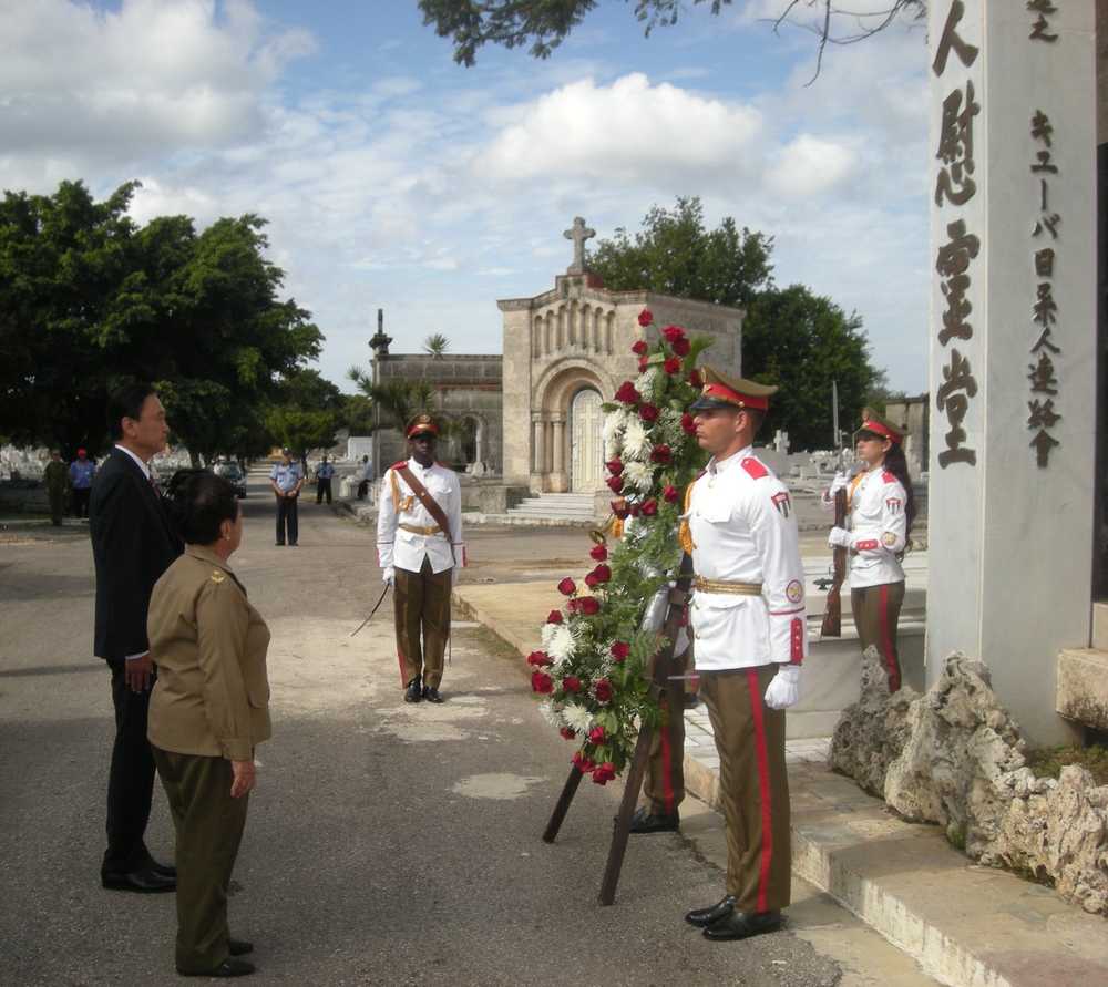  Mr. Keiji Furuya and Brigadier&nbsp; General Tet  é&nbsp;  Puebla  