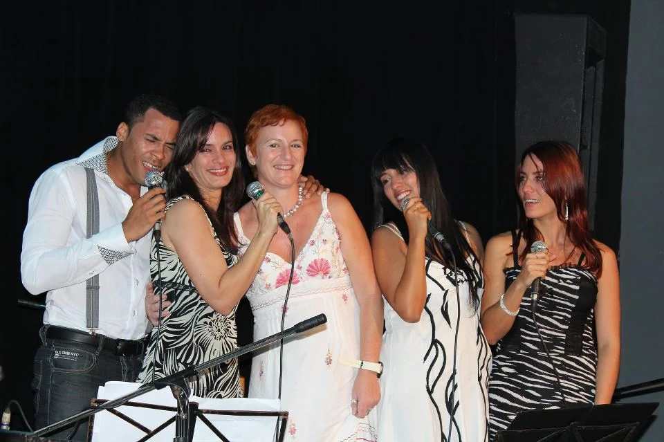 Hakely Nakao (second from right), singer and founder of the vocal group Zambá .