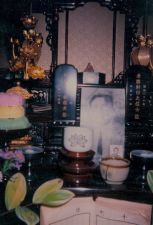 "Altar de la familia Fujishiro en Otaki. Aparecen las fotos de Kenichi Fujishiro y su hijo de igual nombre ya fallecido, 1998".