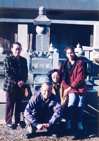 "Visita al panteón familiar en cementerio de Otaki, 1998".