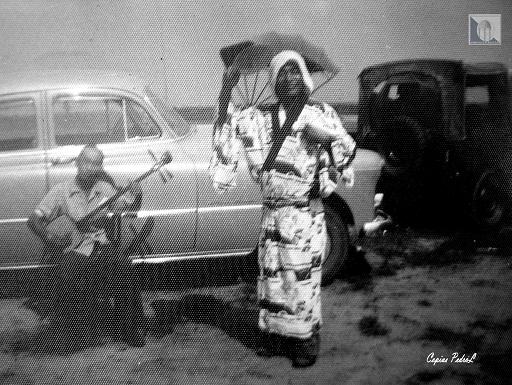 "En primer plano, Hino ejecuta un baile tradicional japonés, acompañado por la melodía de un shamisen (finales de la década de 1950). Cayo Largo, Consolación del Sur".