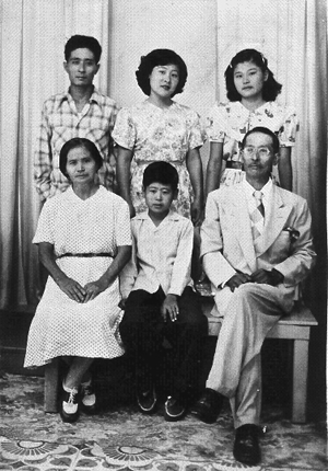 "Kamaichi y Kame con sus hijos nacidos en Cuba, 1953. De izquierda a derecha: Manuel Miyuki, María Mitsuye, Benita Eiko y Julio Shigeru al centro".