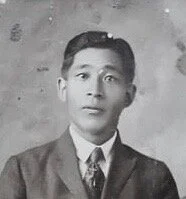      

 
    De lunes a Domingo Mori     &nbsp;Entrevista a Alfredo Mori por Miharu M. Miyasaka  &nbsp;&nbsp;  Alfredo Mori y yo compartimos un mismo recuerdo de la infancia, cuando íbamos todos los años a la peregrinación al Panteón de la Colonia Ja