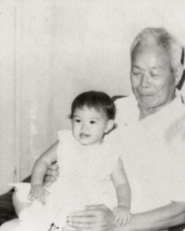      

 
    El Japón que hay en mí   Por Akemi Figueredo Imamura     Eran los día más esperados del año: las vacaciones de verano, estaba feliz por no tener que levantarse temprano ni realizar las interminables tareas escolares. Buscaba en qué inver