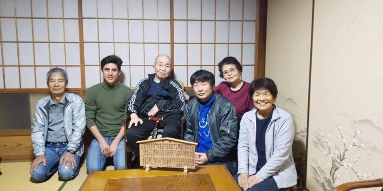 Manuel Alejandro Okada (segundo izq.-der.) visita a sus familiares en la misma casa donde vivieron sus bisabuelos antes de emigrar a Cuba. Yamaguchi, Japón, 2019.