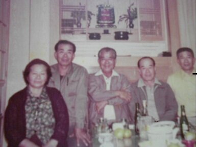 Zenshun Ishikawa (tercero, der.-izq), Okinawa, Japón, 1975.