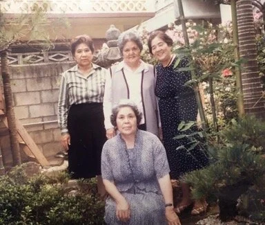 Mie Asato (en el centro de pie). Okinawa, Japón, 1985.
