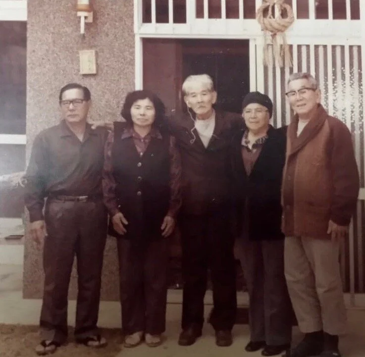 Kamekichi Toyama (tercero, der.-izq.). Okinawa, Japón, principios de la década de 1980.
