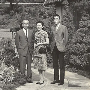 Kanji Miyasaka (izq.) con su esposa e hijo. Nagano, Japón, década de 1960.