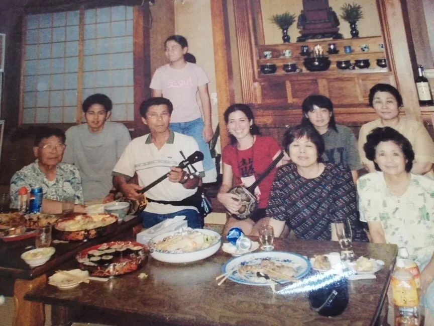 Narryman Piña Fonte (vestida de rojo) junto a familiares y amigos. Okinawa, Japón, 2002.