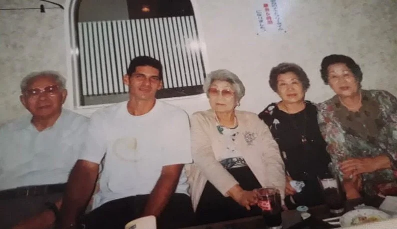 Roberto González Ishikawa (segundo izq.-der.) con su tío abuelo y su tía, la hija japonesa de su abuelo Kyukichi Ishikawa. Okinawa, Japón, 2010.