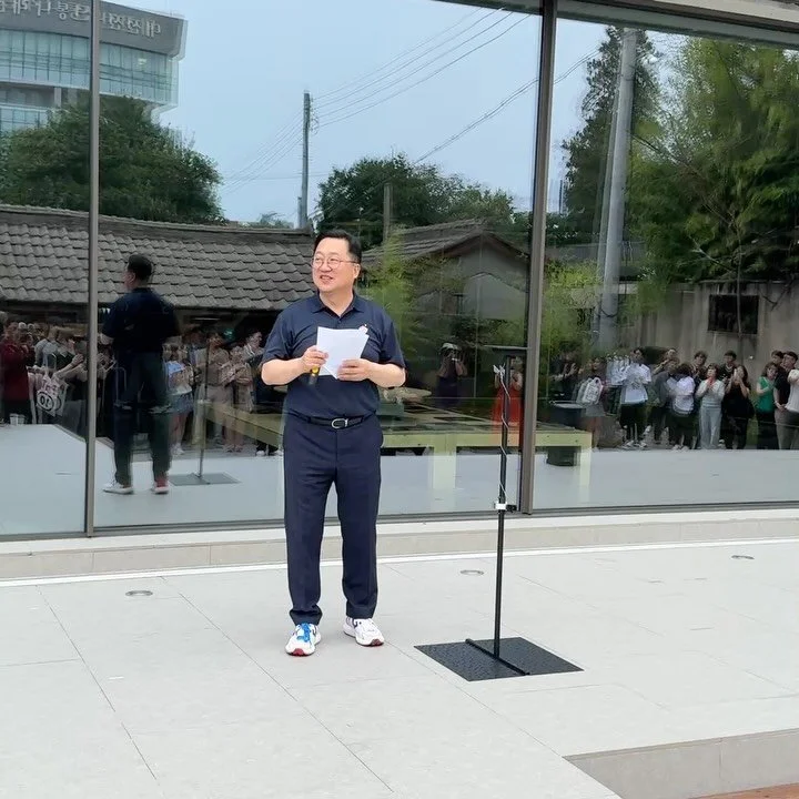 The mayor of Daejeon City came to speak for the opening of #rainbowloop at #Art Site Soje. Not all new things are meaningful but keeping with and evolving together with our context makes a city memorable. 

#아트사이트소제 가 개최한 rainbowloop 전시를 개막해 주신 대전 시장
