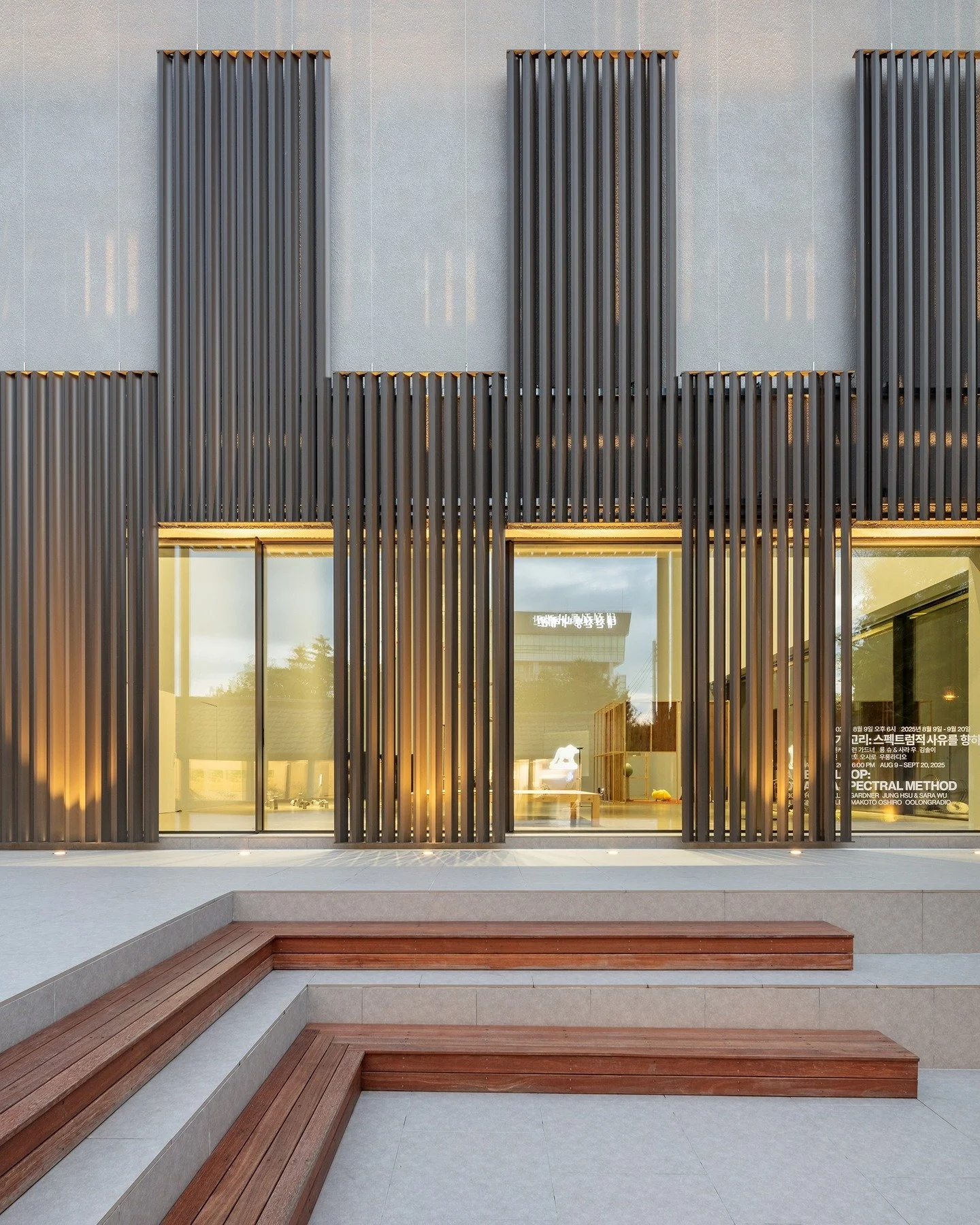 Art Site Soje Detail:

The fa&ccedil;ade's design draws inspiration from the traditional roof tiles of Soje-dong. These L-shaped tiles, interlocked in a rhythmic sequence, informed the articulation of what we now refer to as the Soje Giwa.

몰입되는 경험을 