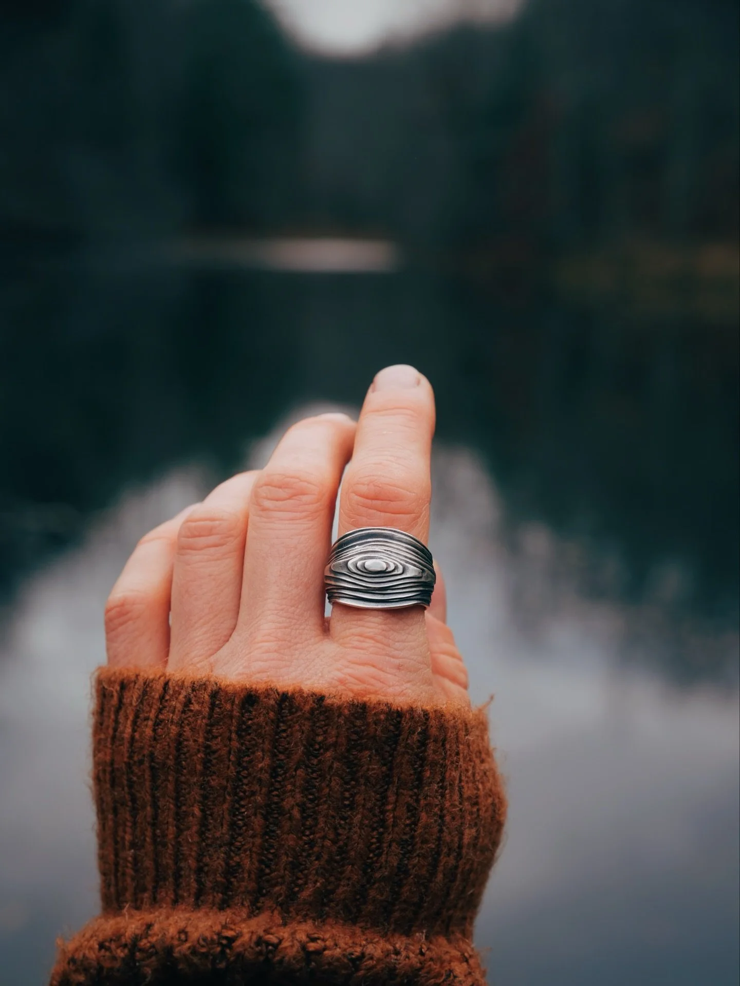 Inspired by wood grain and lines on a topographic map, this ring is hand fabricated in sterling silver. I love drawing inspiration from nature and creating works in metal 🔨🔥 available on rocksaltvintage.com

#riojeweler #rocksaltvintage #silversmit