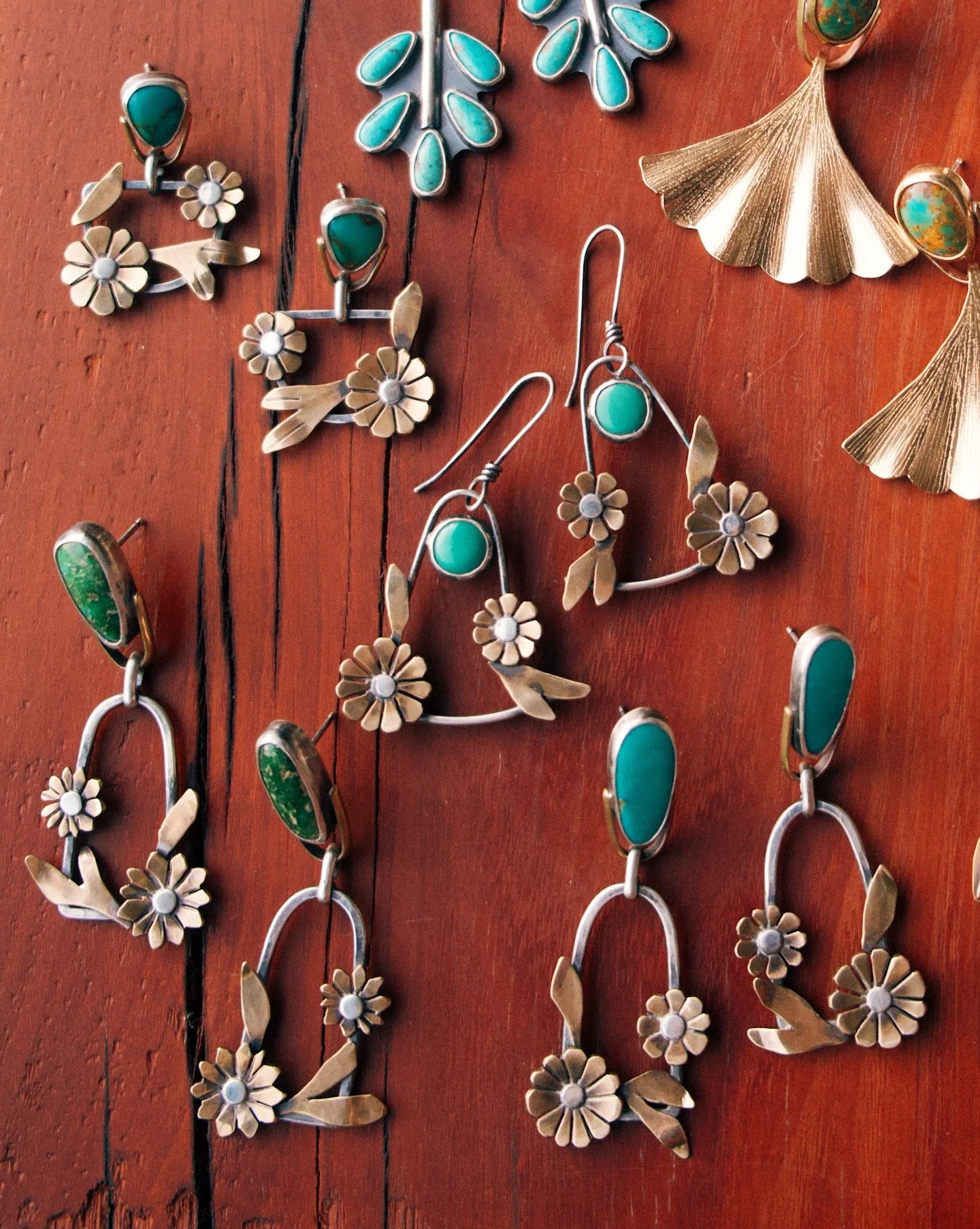 New work I recently sent over to @theartisansbench inspired by tiny spring blooms that pop up with the changing of seasons with a few other fun styles ✨🌸 Each flower cut by hand!

#rocksaltvintage #silversmithing #artisanjewelry #riojeweler #slowmad