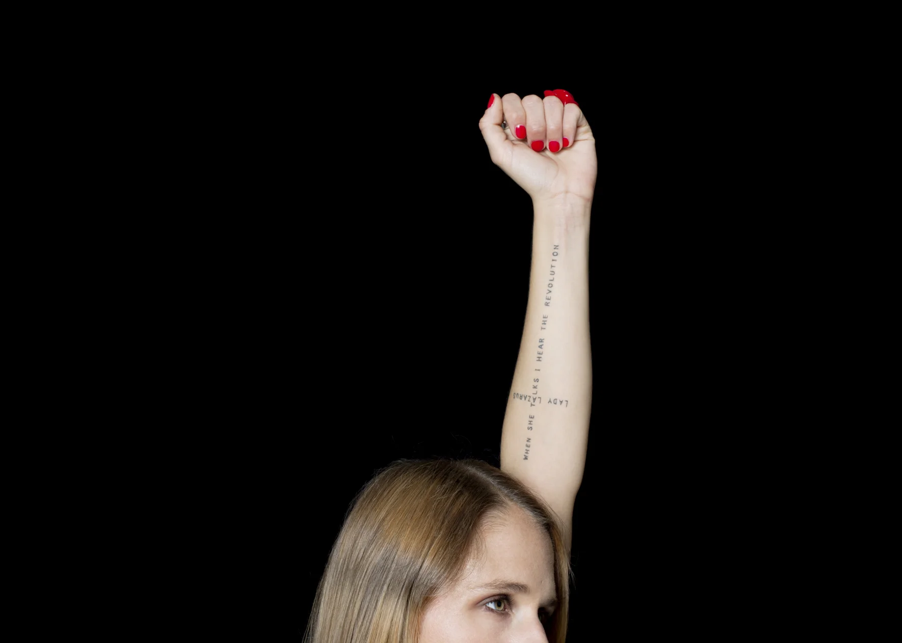 Éloïse Bouton , militante féministe et journaliste indépendante, "when she talks I hear the revolution" , extraite de la chanson Rebel Girl de Bikini Kill © PORTRAIT_PAROLE, 2016, Samantha Barroero (textes) & Susanne Junker (photos).