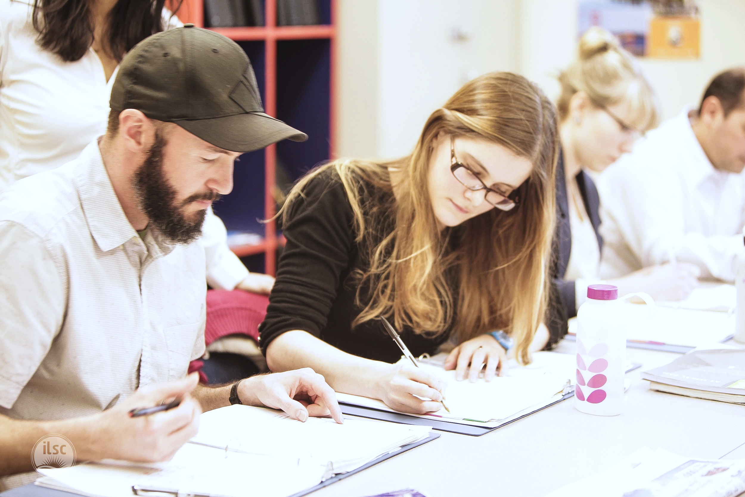 Algunas escuelas de idiomas ofrecen sus propios métodos y materiales, los costos van desde $100 al año hasta unos $65 por mes. Este costo es muy variado y debes presupuestarlo.