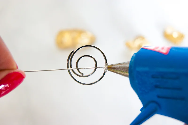 Golden Nugget Photo Holder via www.acharmingproject.com