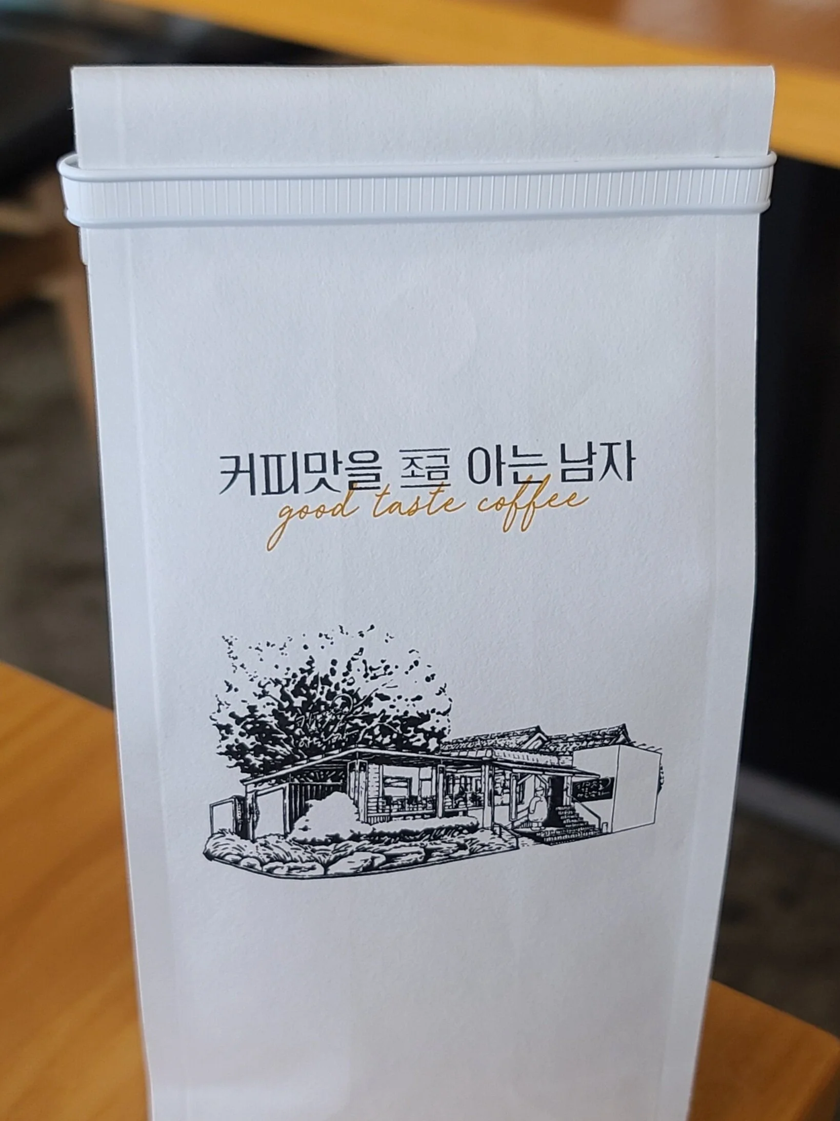 커피맛을 조금 아는 남자 - Bean Package Illustration