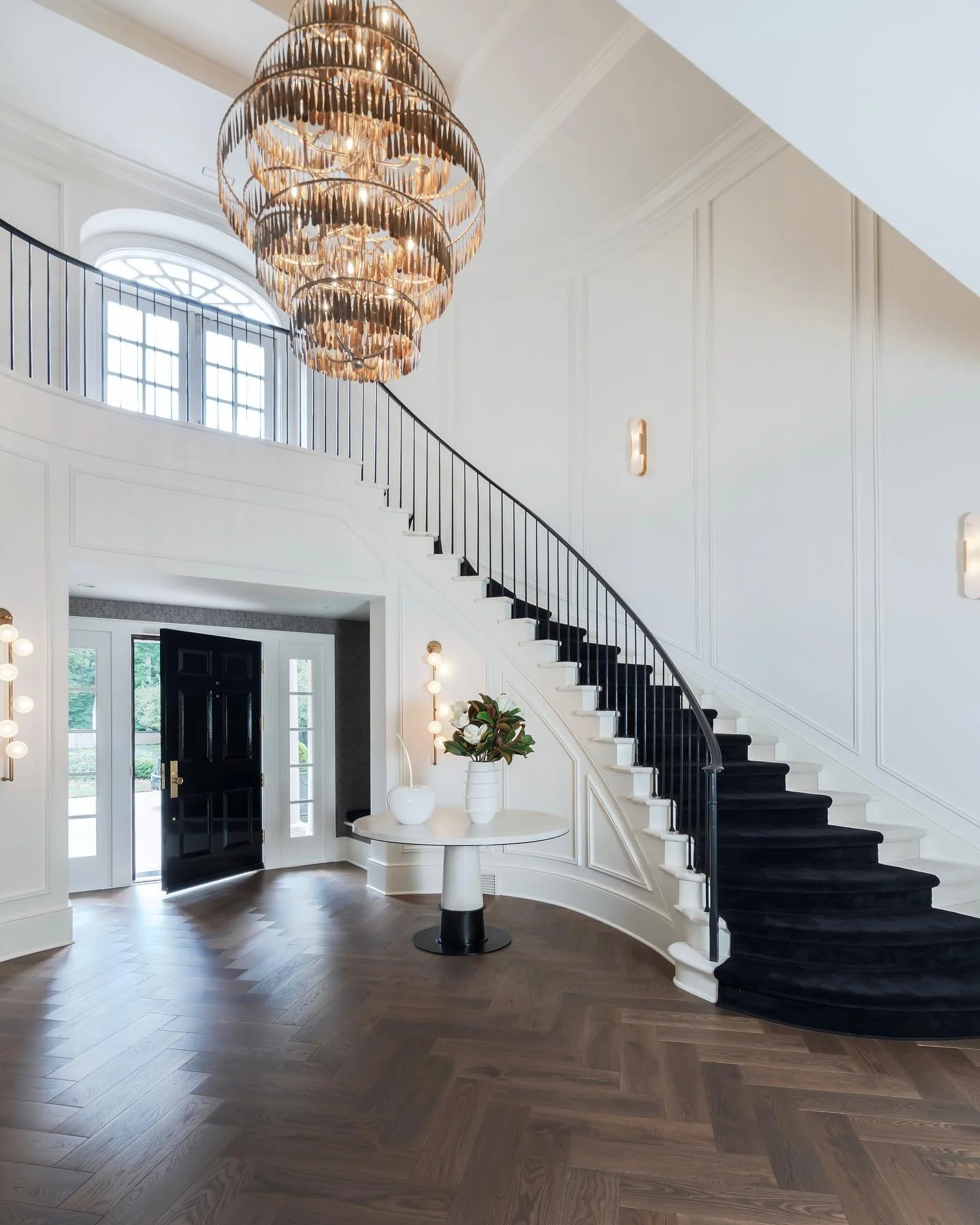 Such fun shooting this modern, elegant home renovation recently, in collaboration with @lindamcmanusimages @lkateinteriors and @cappelletti_builders 

Architecture &amp; Design: Abby Schwartz Associates
Contractor: Cappelletti Custom Builders
Interio