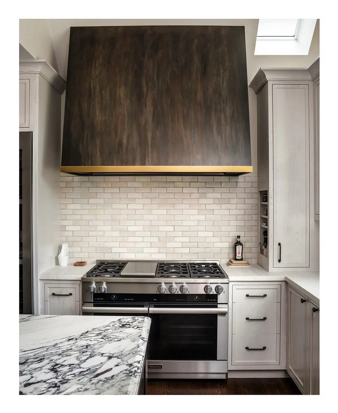 Reposting this beautifully shot kitchen renovation project by @angleeyephotography in collaboration with  @rka_builders and designed by @abbyschwartzassociates 

#mainlinehomes #mainlinearchitecture #architectureanddesign #abbyschwartzassociates #hom