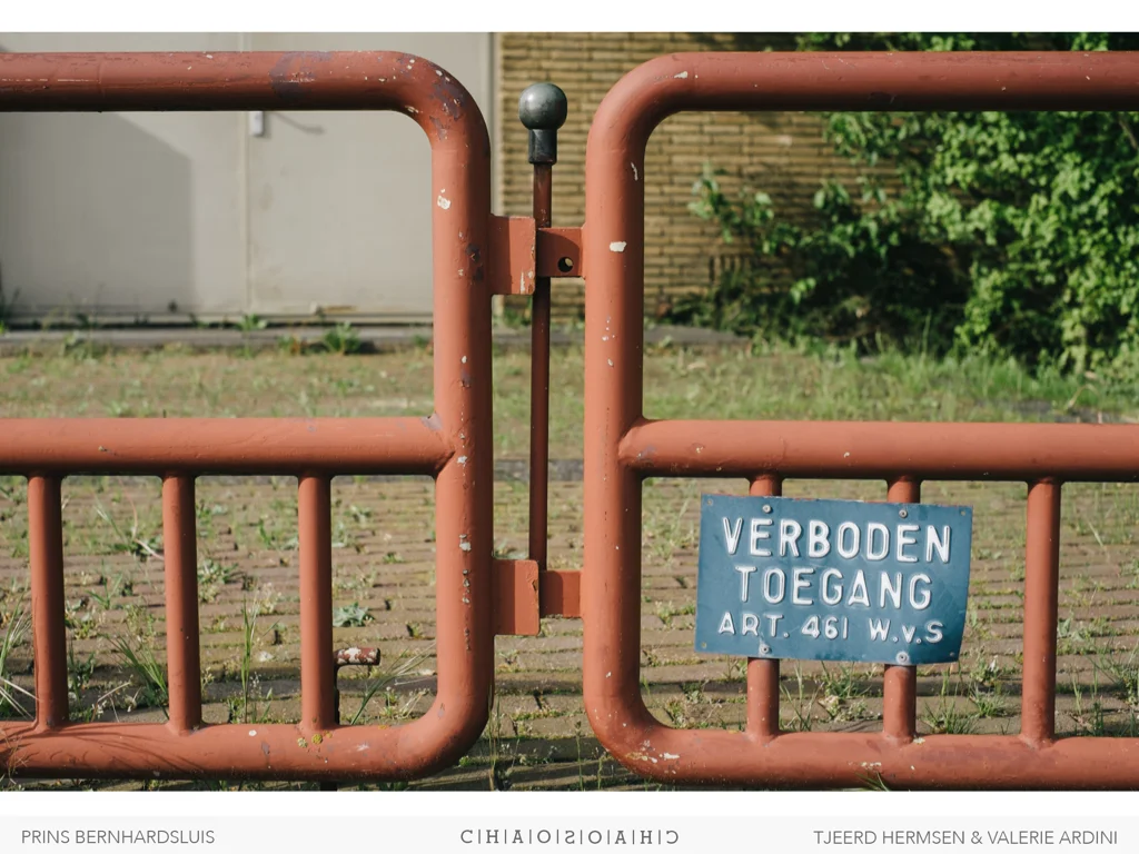 Hekjes in het gebied zijn allemaal anders. Rood, roodbruin, metaal, groen, prikkeldraad, etc.