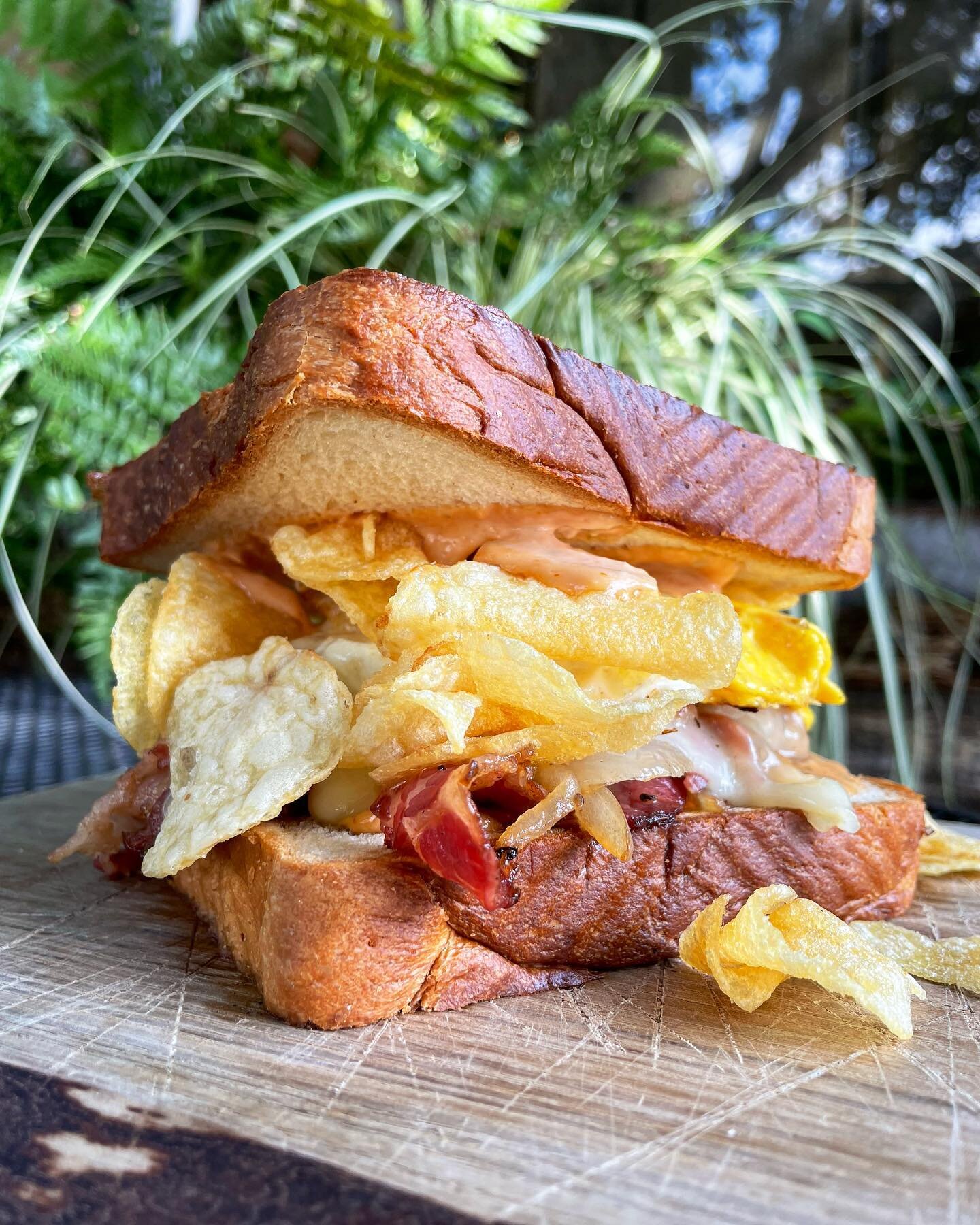 Today&rsquo;s special is the 💥Corned Beef Smash💥 with a fried egg, saut&eacute;ed onions, Swiss cheese, potato chips, Russian dressing and potato chips on Texas toast! Soups of the moment are vegetarian/gf Spicy Tomato Basil or Chicken Noodle and o