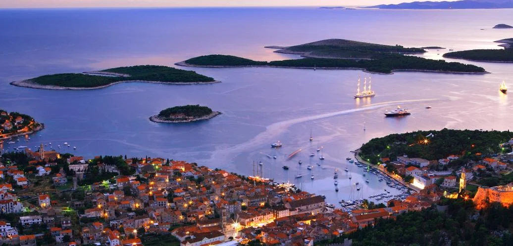 romulic_-hvar_nocna_wide.jpg