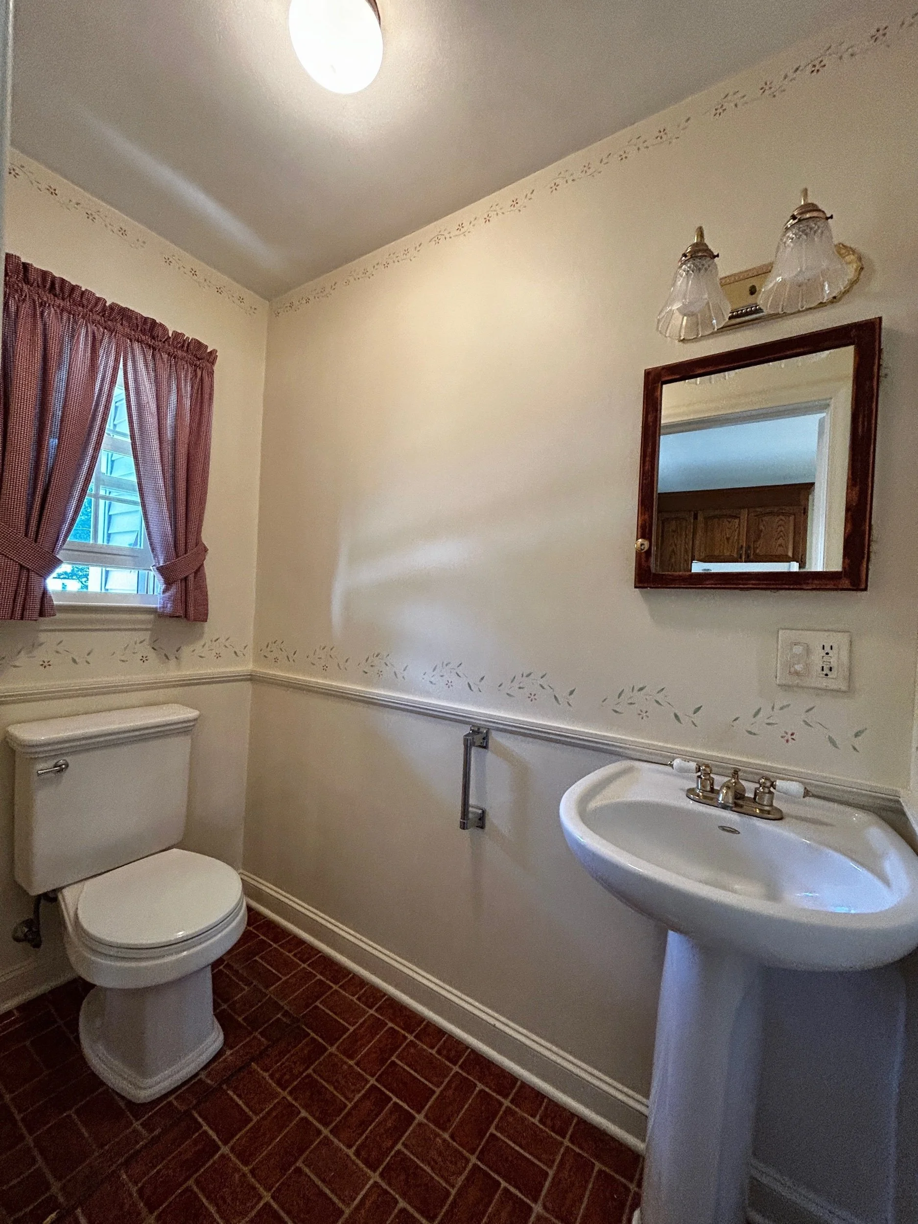 1/2 Bathroom