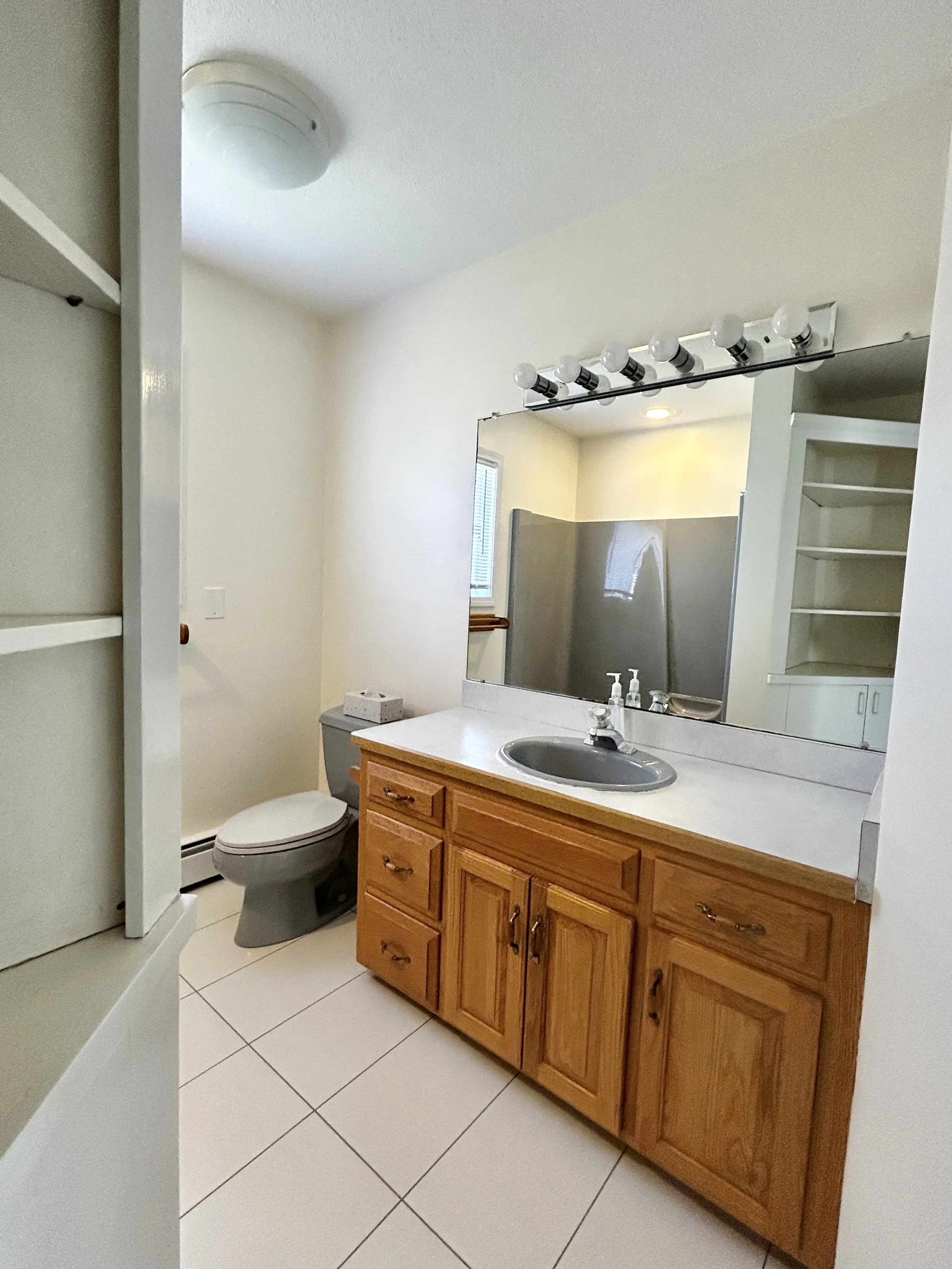 Full bathroom off of upstairs hallway