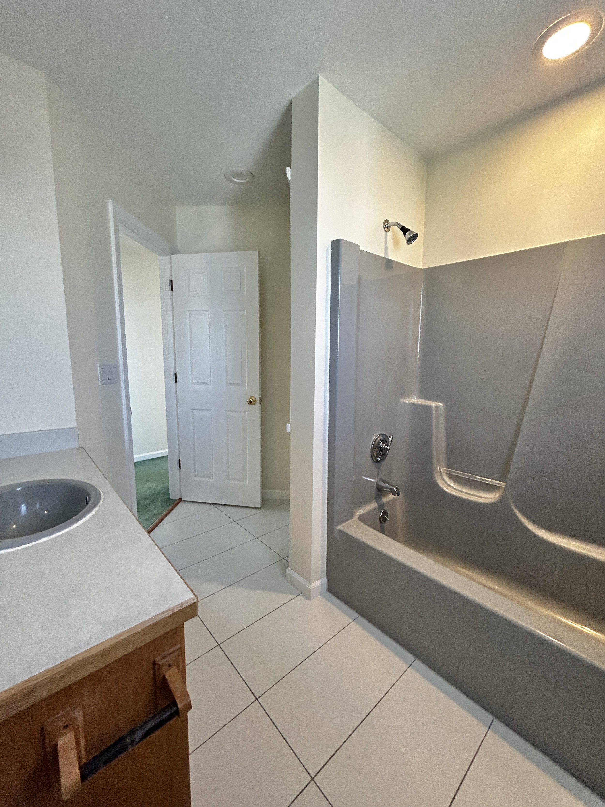 Full bathroom off of upstairs hallway