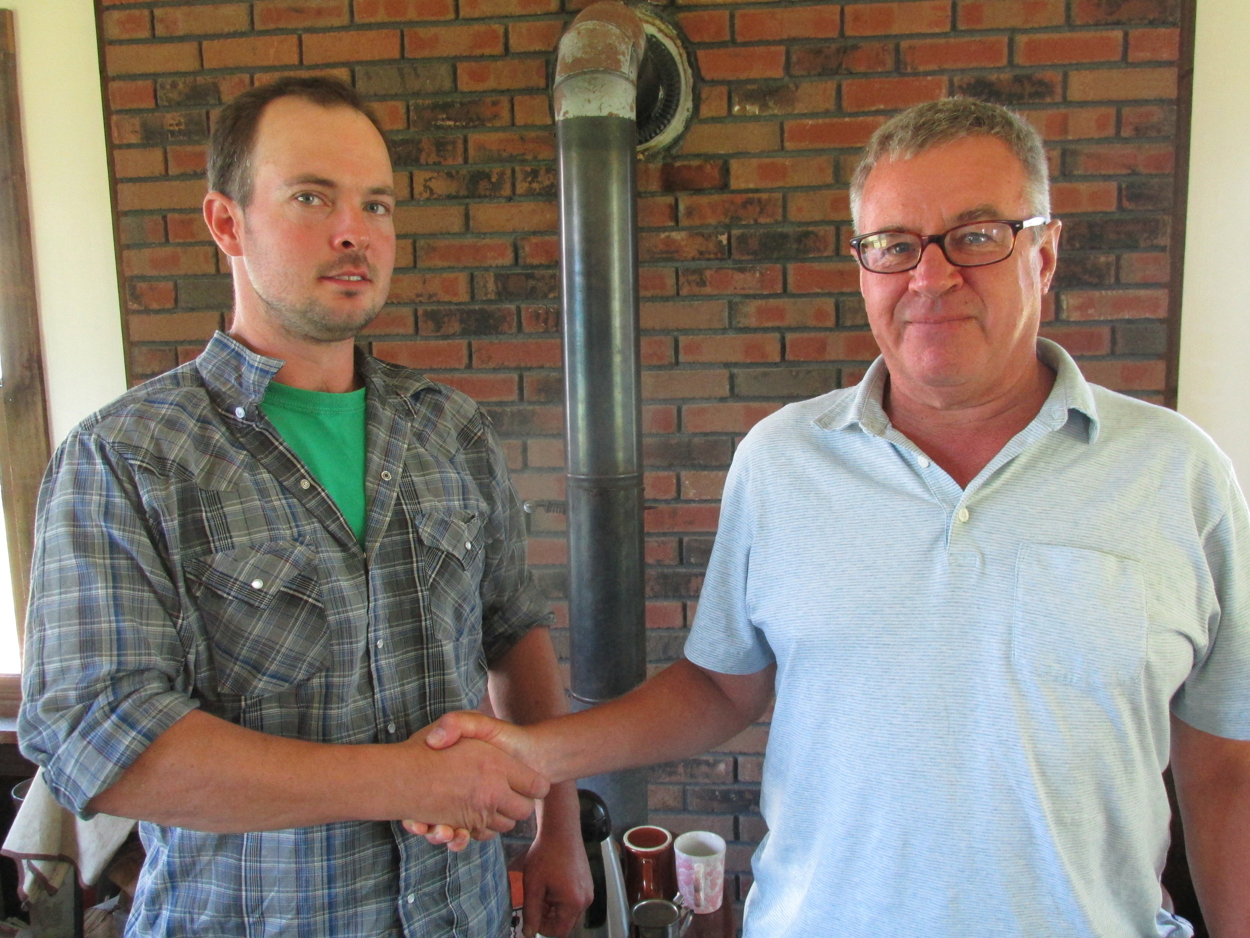 Caleb Smith (l) of Dorset Peak Jerseys and Smokey House Center Board President Curtis Rand.