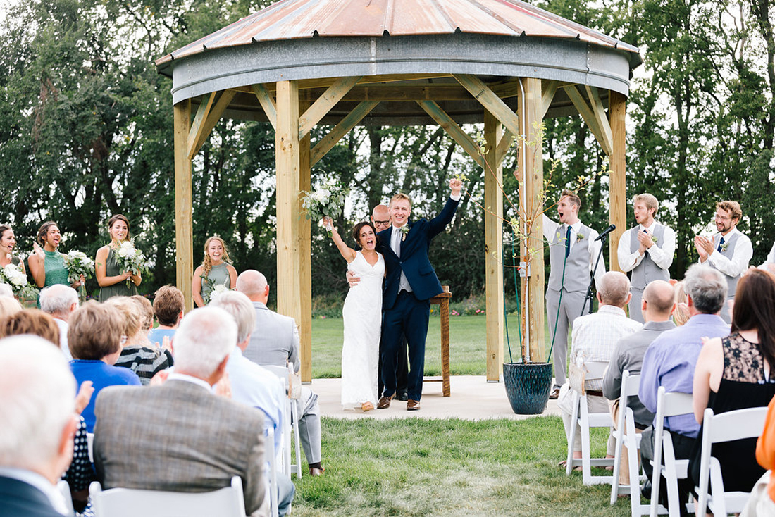 www.allisonhopperstad.com, Midwest Wedding Photographer, South Dakota Wedding, The Canton Barn, neutral wedding colors, green bridesmaids dresses, Outdoor wedding, Minnesota Wedding Photographer