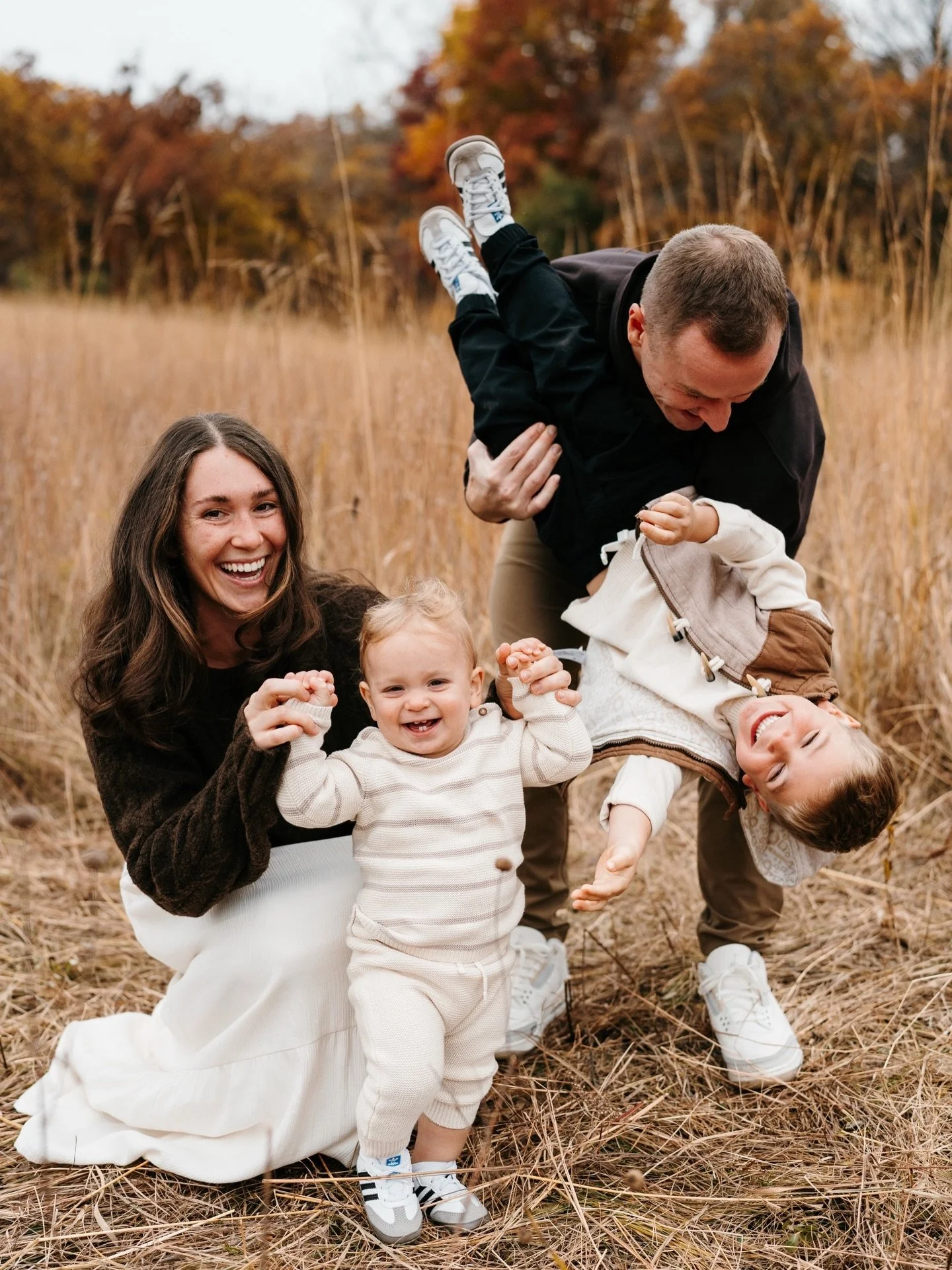 I just love this family 🥹 I am finally getting around to sharing more sessions from last year with you!