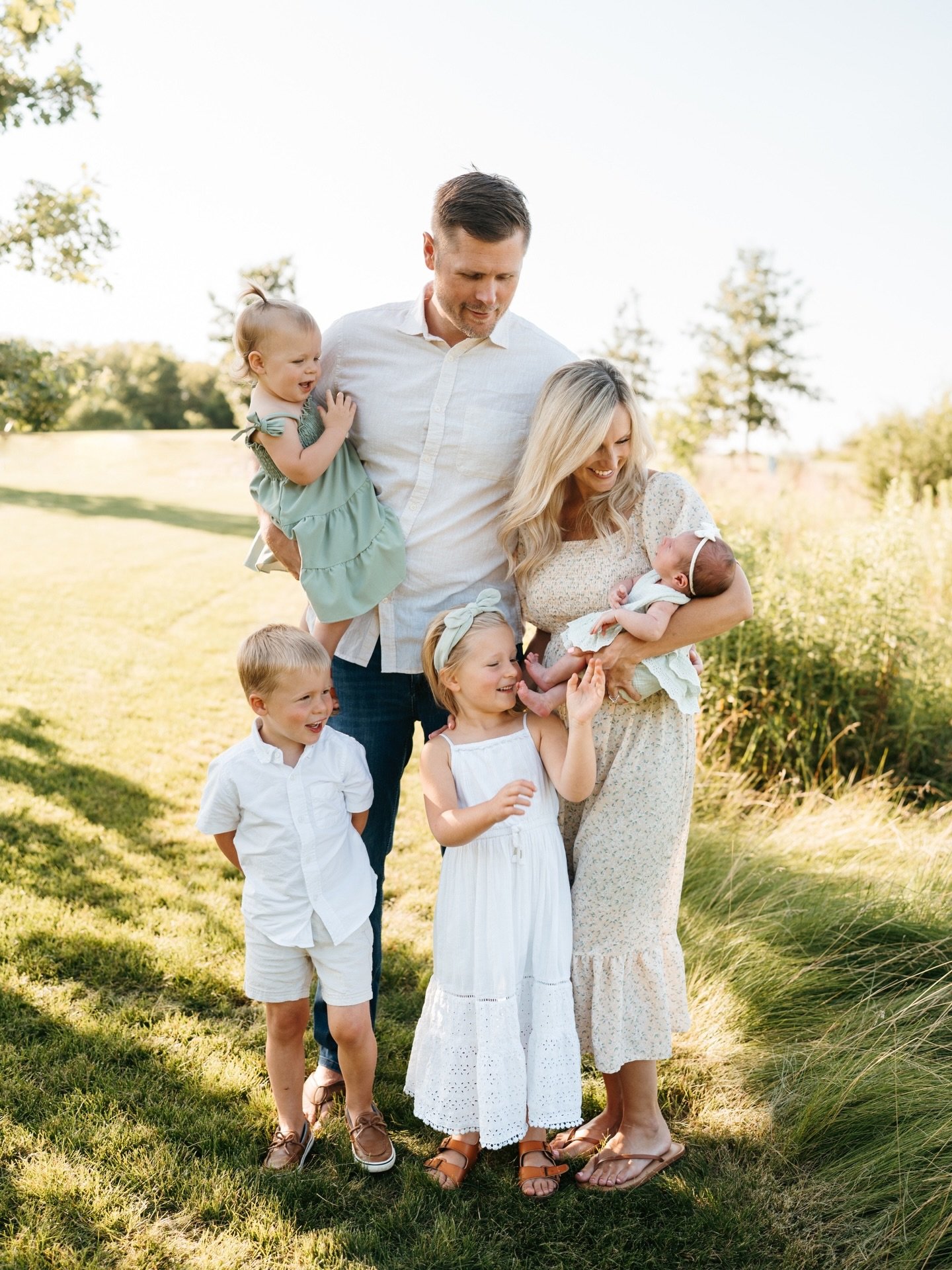 Spring has felt so good!! It&rsquo;s amazing what a little sunshine and warmth can do for the soul. ☀️

The Lee Family wanted their newborn session to be an outdoor family style, which was such a fun change! This is always an option when the weather 