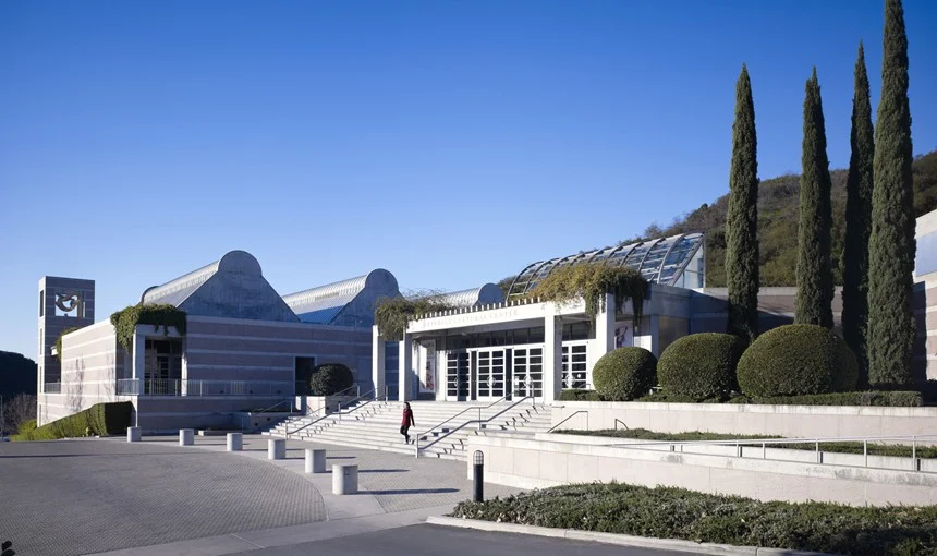 The Skirball Center for American Jewish Life Los Angeles, California The product now of decades of construction, the original phase of this world-class cultural center was designed in the late 1980's with Polly Dithmer as Director of Interior Design at Moshe Safdie and Associates, Inc. Polly continued to consult to the project after opening her own firm, through construction of the original center. The Center includes, an auditorium, food service venues, offices, public spaces, and museum and museum support spaces, each with their own highly specific acoustic, durability, utility, and presentation criteria. The consensus between client and team that each of these issues would be addressed in an uncompromising fashion insured unparalleled excellence in the execution of this project. Director of Interior Design: Polly Dithmer Architect: Moshe Safdie and Associates, Inc.