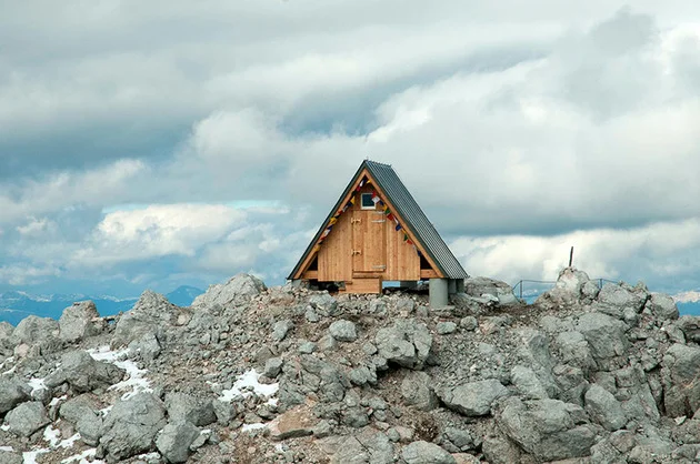 its-not-easy-to-build-a-cabin-in-the-alps-1-thumb-660x437-2733.jpg