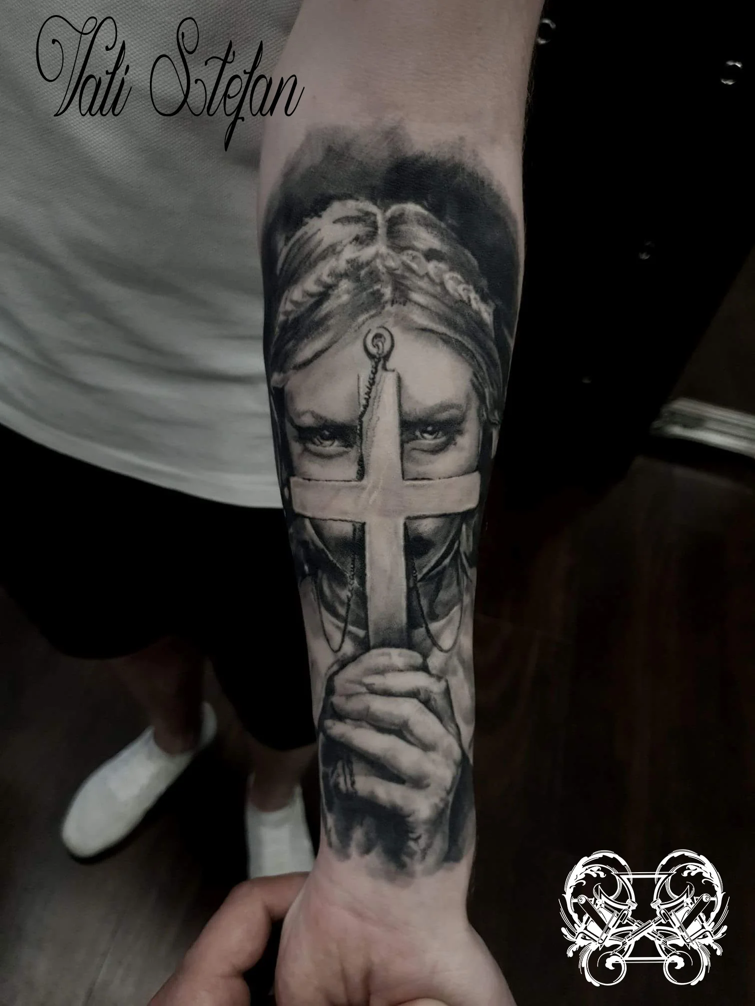 Vali woman crucifix.jpg