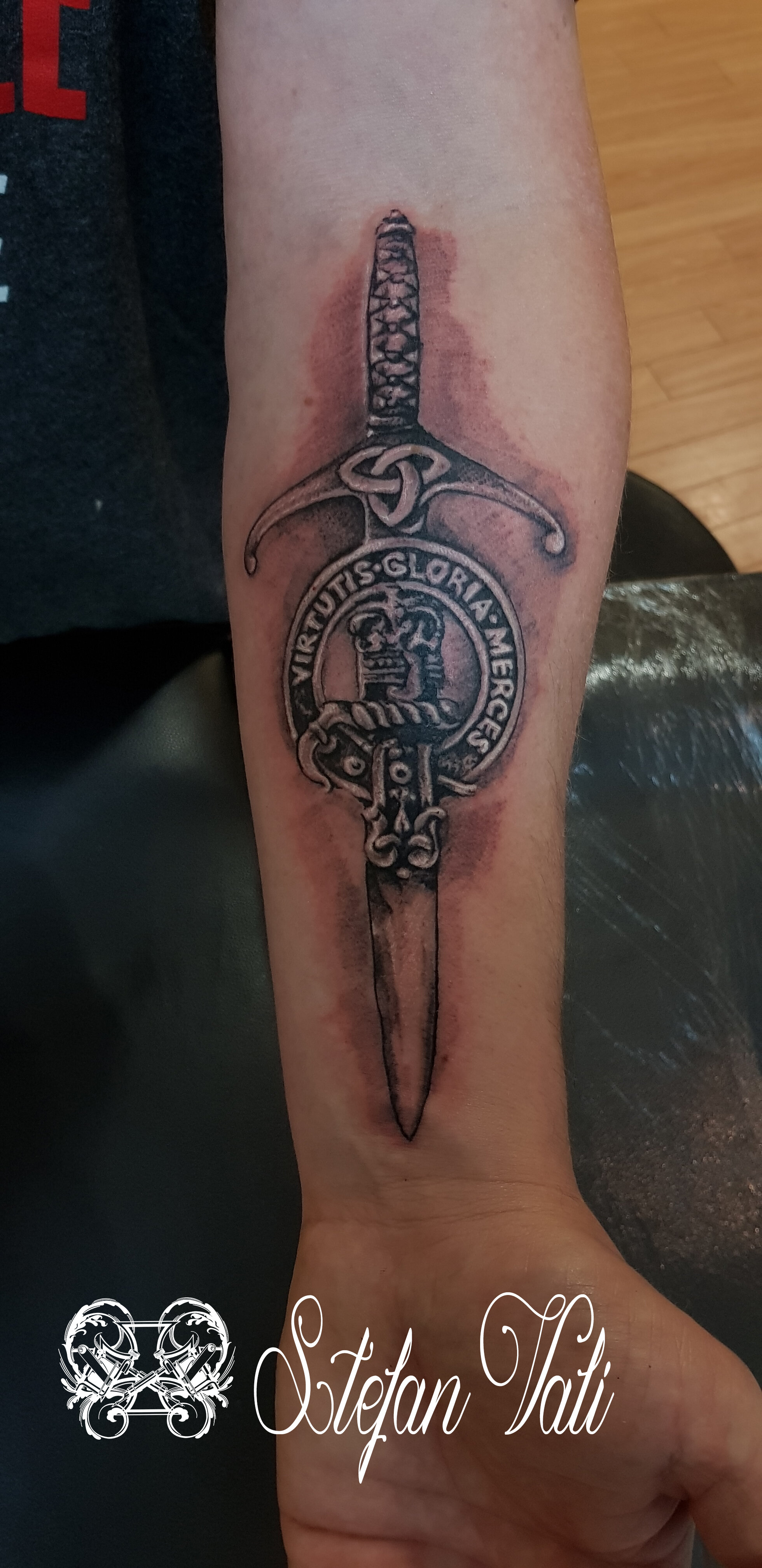 Vali - clan badge dagger.jpg