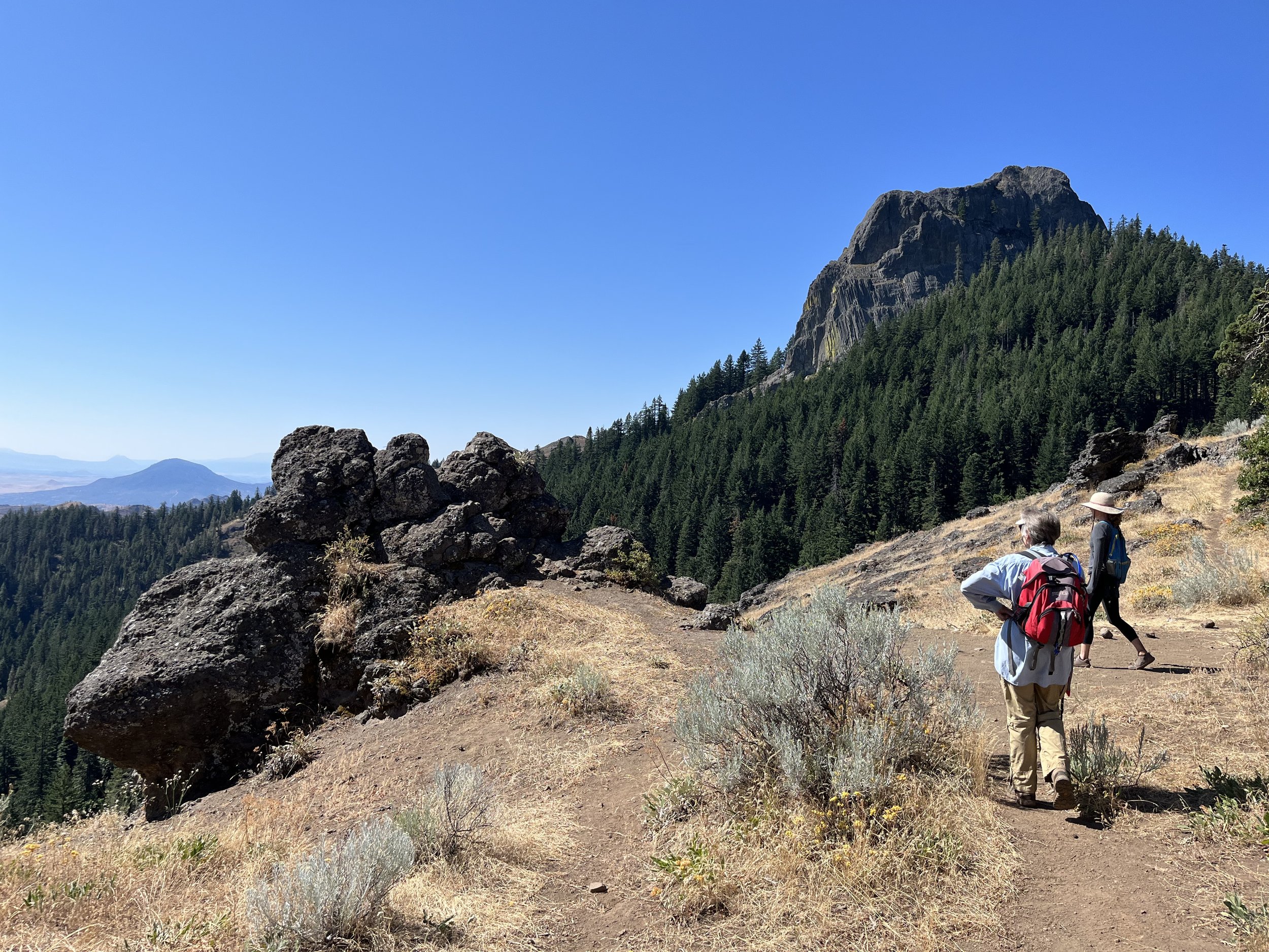  Hiking along the PCT with multiple views of Pilot Rock 