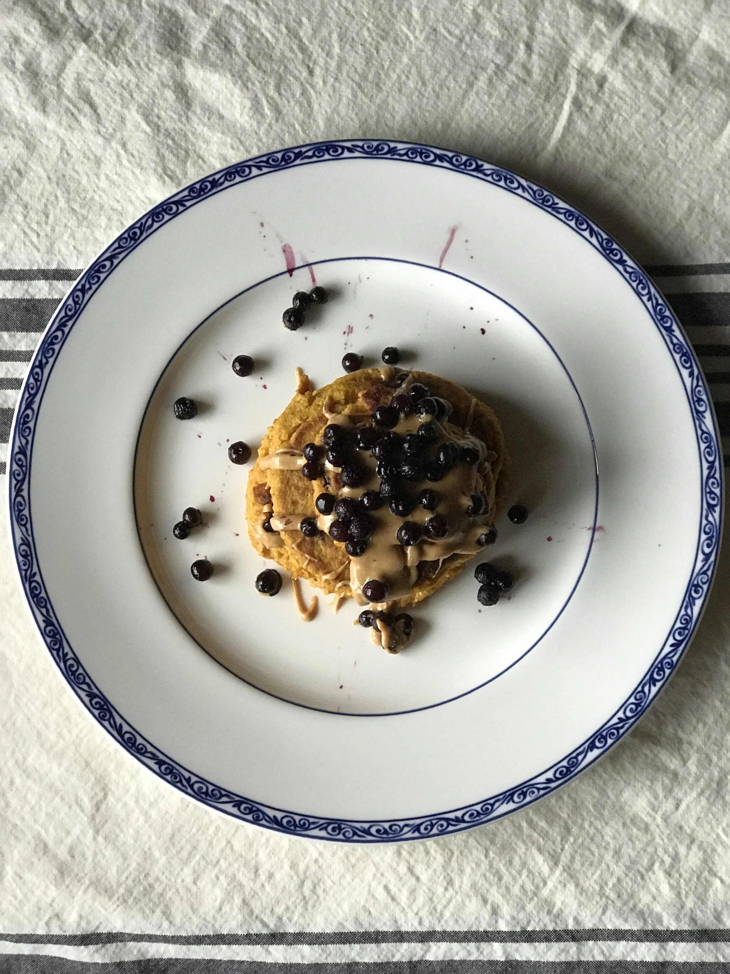 Pumpkin Spice Oatmeal Pancakes (GF, DF, & Sugar-Free!)