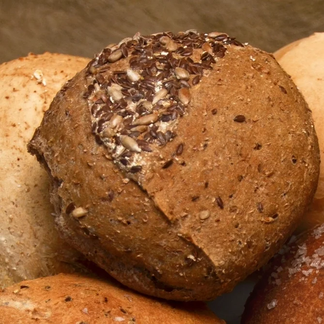 LENAS Vårt groveste rundstykke og et veldig populært rundstykke. Sammalt hvete, rug, linfrø, solsikkefrø, hvetemel, malt, vann, opus, salt. Helt rundstykke 15,- Påsmurt halvt rundstykke 25,- (ta med 23,-) Inneholder: hvete, rug, bygg