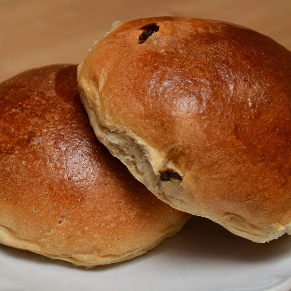 HVETEBOLLE Sukker, salt, vann, egg, kardemomme, melk, gjær, hvetemel, smør, opus, rosiner. 23,- (ta med 21,-) Inneholder: hvete, bygg