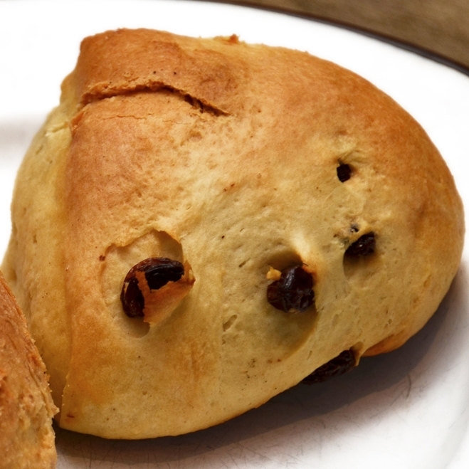 SCONES m/ ROSIN Sukker, hvetemel, smør, bakepulver, kulturmelk, opus, sitron, appelsin, rosin. 35,- (ta med 32,-) Inneholder: melk, hvete