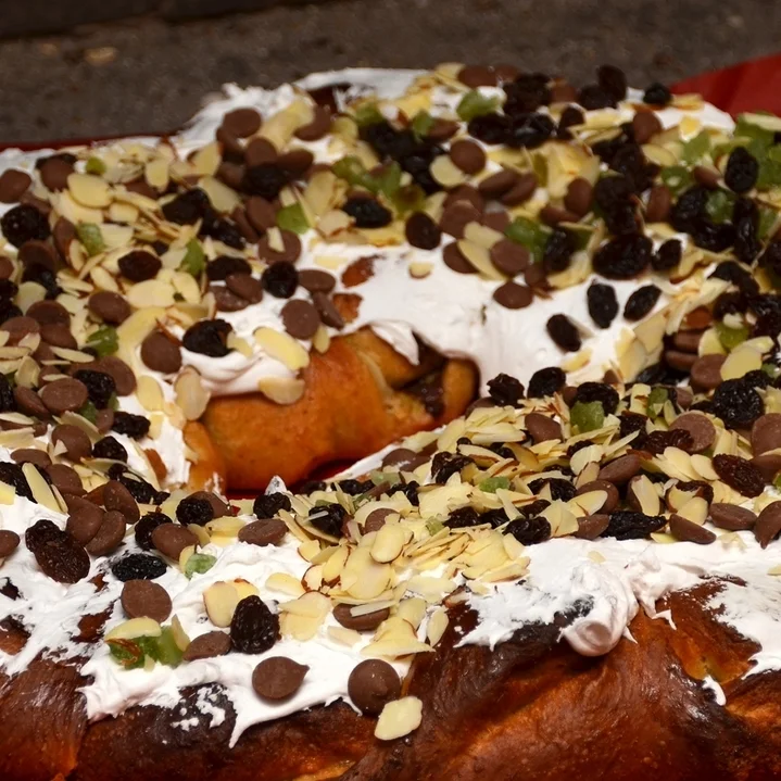 DRØMMEKRINGLE Egg, vaniljekrem, hvetemel, melk, sukker, gjær, vann, smør, salt, opus, melis, makronfyll, rosiner, sjokolade, sukat, mandler. Kringlestykke 29,- (ta med 27,-) Kringlestang 235,- (10-12 pers) Hel kringle 470,- (20-25 pers) Inneholder: hvete, melk, egg, mandel, soya