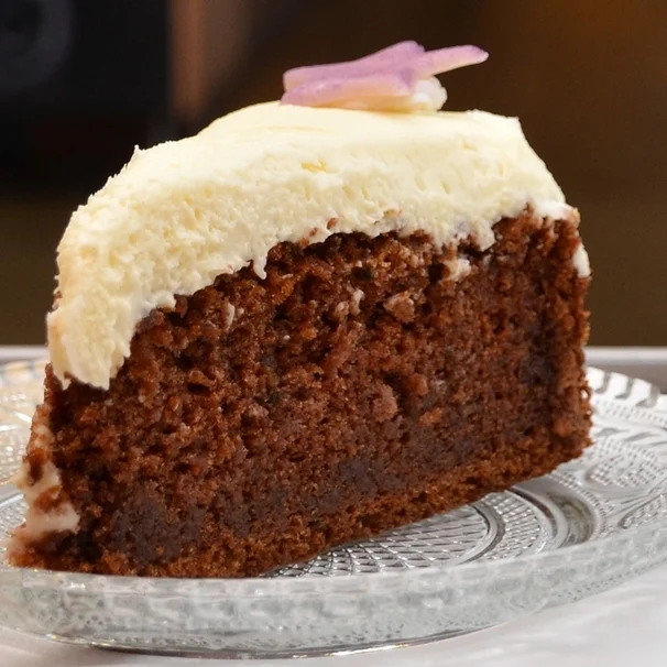 GULROTKAKE Inneholder: egg, hvete, melk Kakestykke: 65,- (ta med 59,-) Hel kake: 6 pers 199,- 14 pers 550,-