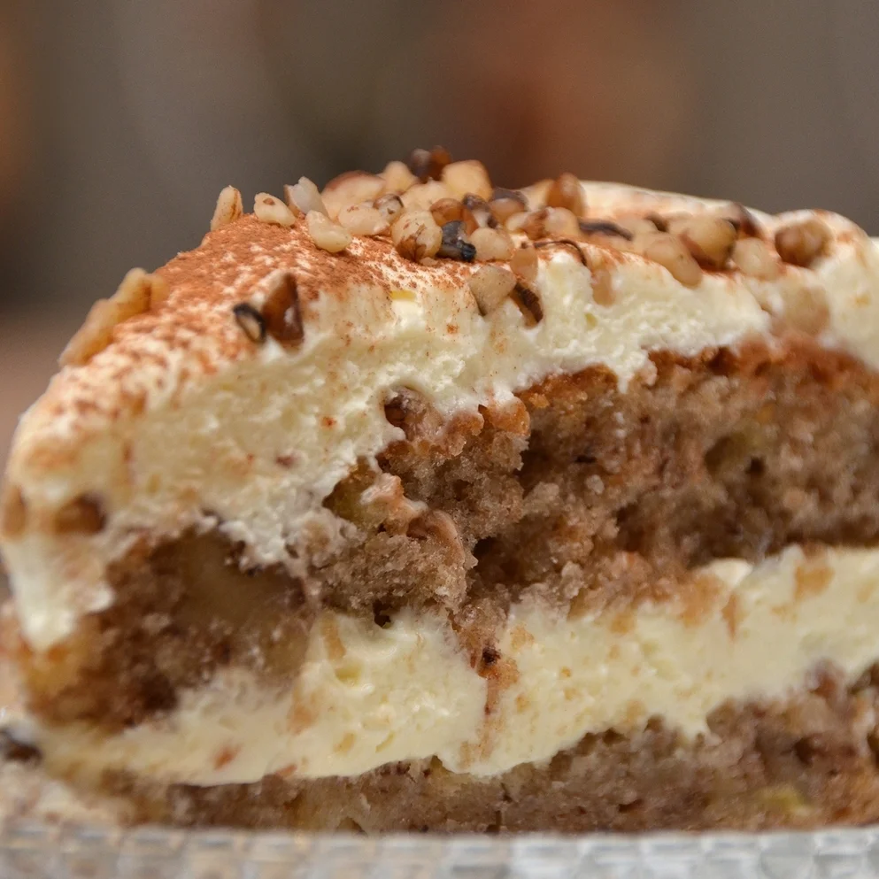 HUMMINGBIRDKAKE Inneholder: egg, hvete, valnøtter, melk Kakestykke: 65,- (ta med 59,-) Hel kake: 14 pers 550,-